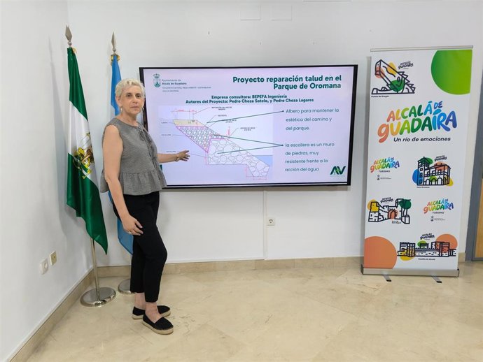La delegada municipal de Monumento Natural y Medioambiente, Luisa Campos, en la presentación del proyecto de restauración del talud.