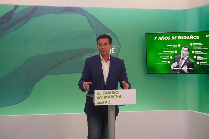 El portavoz del PSOE-A, Francisco Cuenca, en rueda de prensa en Sevilla.