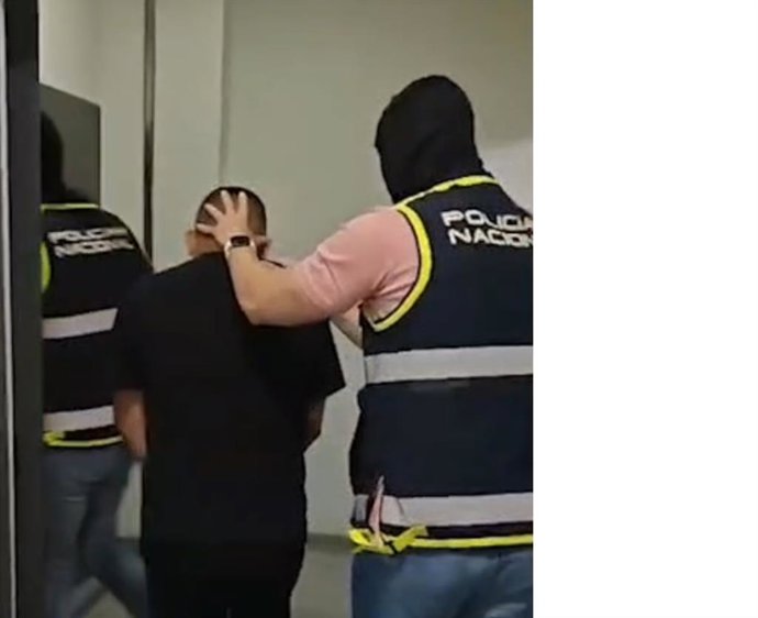 Imagen del detenido siendo conducido por los agentes
