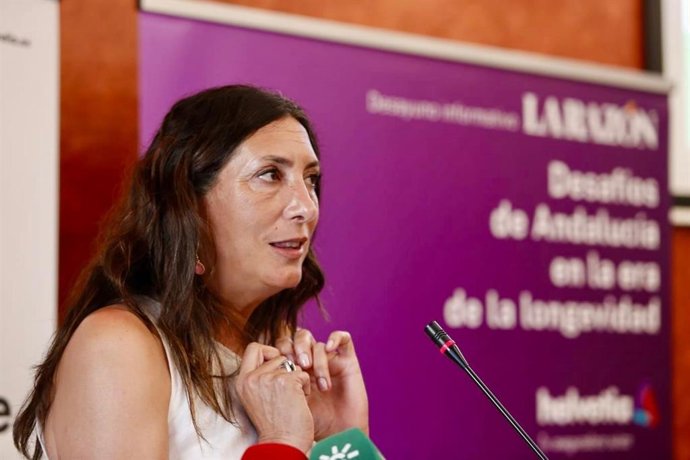 O Ministro Regional de Inclusão Social, Juventude, Famílias e Igualdade, Loles López, em um café da manhã informativo organizado pelo jornal La Razón e pela Helvetia, intitulado "Os desafios enfrentados pela Andaluzia na era da longevidade".