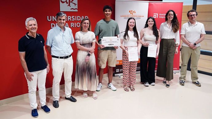Los alumnos ganadores recogen el premio