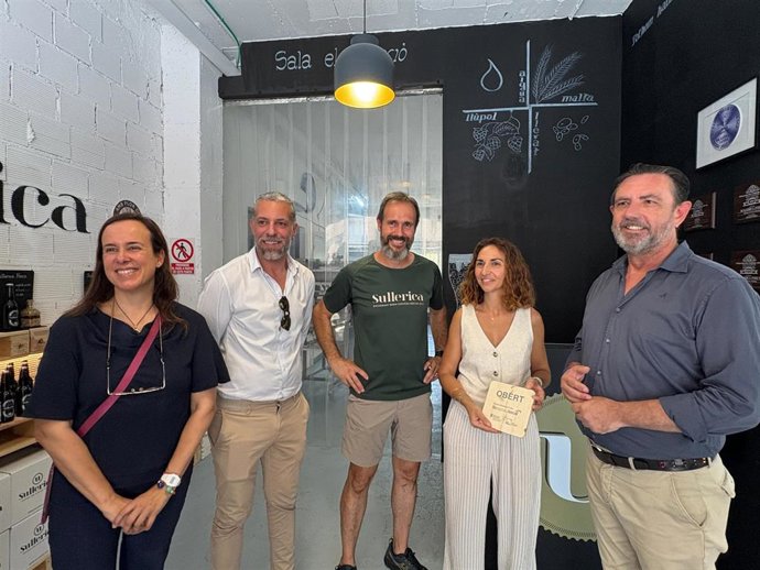 El conseller de Empresa, Empleo y Energía, Alejandro Sáenz de San Pedro, visita la industria Sullerica para entregarle la placa que la acredita como participante en el programa Ibexposa Local de la ADR Balears