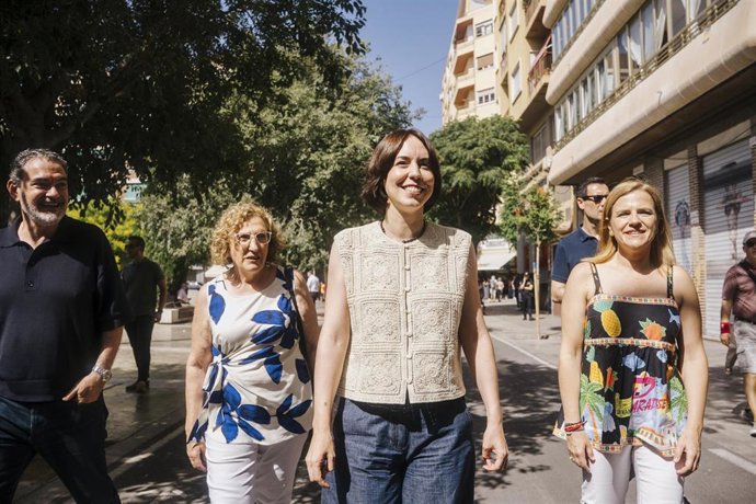 La ministra de Ciencia y secretaria general del PSPV, Diana Morant (c) y la delegada del Gobierno en la Comunidad Valenciana, Pilar Bernabé (d), durante su visita a la hoguera ganadora de las Hogueras de San Juan 2025, a 23 de junio de 2025, en Alicante
