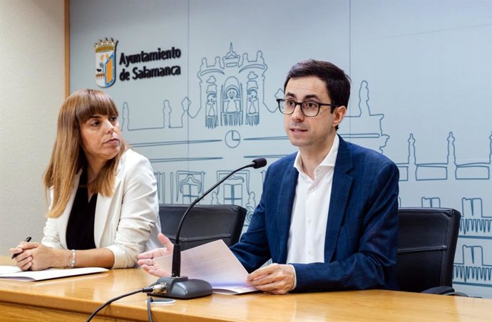 Los portavoces socialistas en el Ayuntamiento de Salamanca, María García y José Luis Mateos, en rueda de prensa.