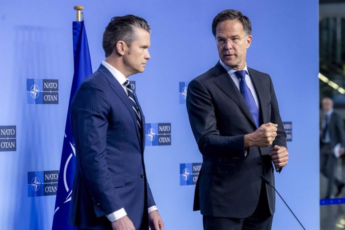 El secretari de Defensa, Pete Hegseth, durant una reunió en l'OTAN, junt amb el secretari general, Mark Rutte.