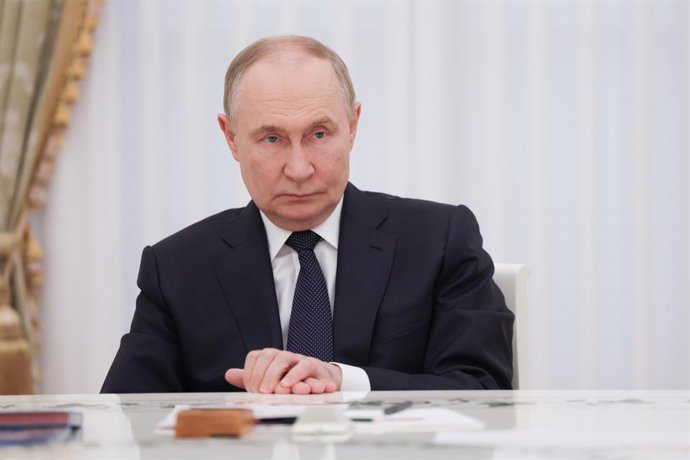RÚSSIA, MOSCOU - 22 DE JUNHO DE 2025: O presidente da Rússia, Vladimir Putin, participa de um evento para revelar novos livros didáticos de história do ensino médio no Kremlin de Moscou