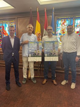 El concejal de Deportes, Vicente Canuria (segundo por la izquierda), tras la reunión sobre el reto solidario 'Camino del Salvador'.