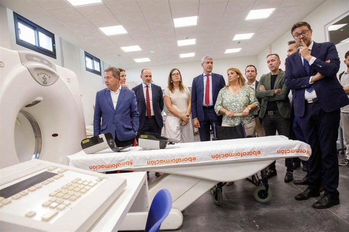 El consejero de Educación, Cultura y Deportes, Amador Pastor, en la inauguración, a cargo del presidente de Castilla-La Mancha, Emiliano García-Page, del nuevo centro de Formación Profesional Ébora, ubicado en la localidad toledana de Cazalegas.