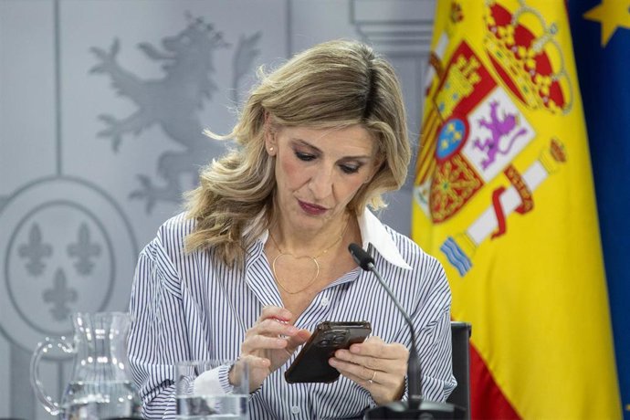 Archivo - La vicepresidenta segunda y ministra de Trabajo y Economía Social, Yolanda Díaz con su teléfono móvil antes de comenzar la rueda de prensa tras el Consejo de Ministros, en el Palacio de la Moncloa, a 11 de febrero de 2025, en Madrid (España). 