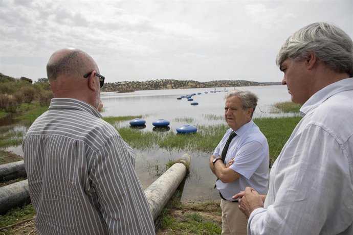 Fuentes (centro), durante su visita al embalse de La Colada.