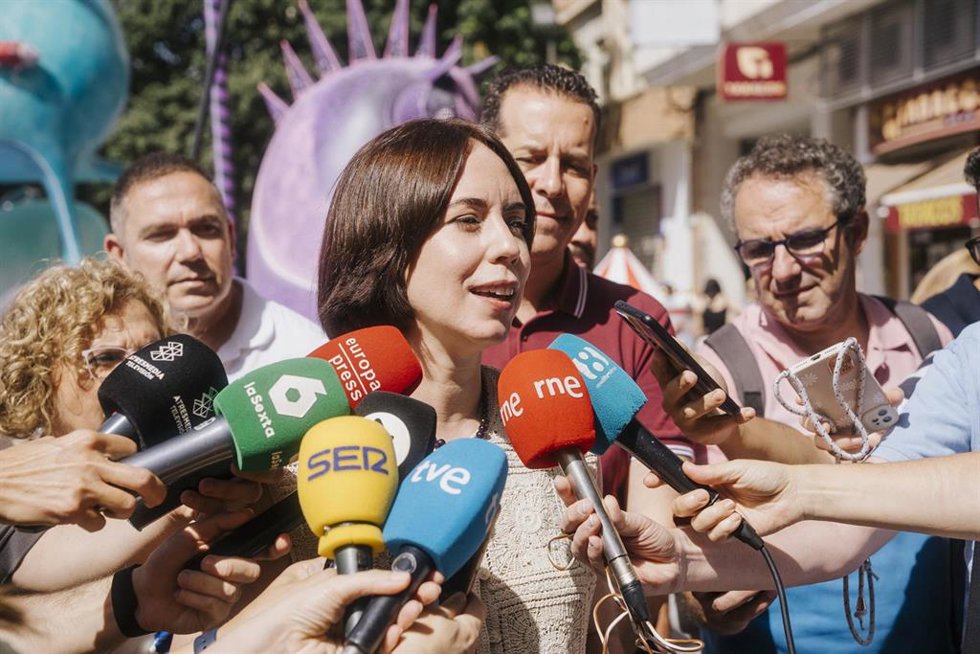 La ministra de Ciencia y secretaria general del PSPV, Diana Morant, ofrece declaraciones a los medios durante su visita a la hoguera ganadora del segundo premio de la máxima categoría de las Hogueras de San Juan 2025, Sneca-Autobusos, a 23 de junio de 