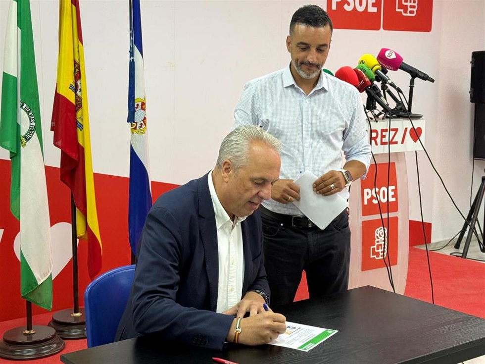 Ruiz oix firmando el aval para que Montero sea candidata a la Junta por el PSOE.