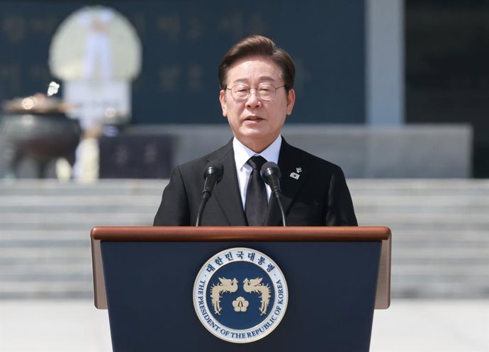 06 June 2025, South Korea, Seoul: South Korean President Lee Jae-myung delivers a speech during a Memorial Day ceremony at Seoul National Cemetery. Photo: ---/YNA POOL/dpa