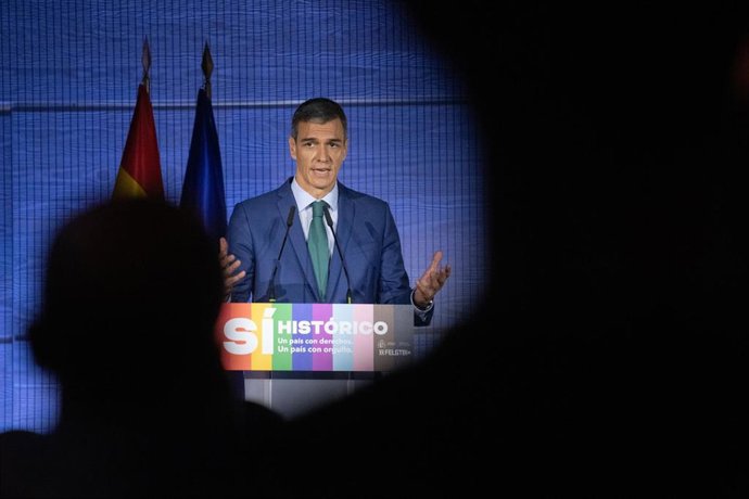El presidente del Gobierno, Pedro Sánchez, interviene durante un acto conmemorativo del 20º aniversario de la ley que legalizó en España el matrimonio entre personas del mismo sexo