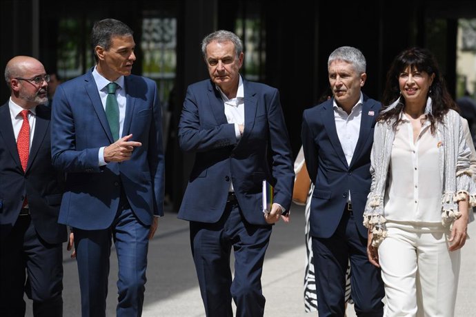 (I-D) El delegado del Gobierno en la Comunidad de Madrid, Francisco Martín; el presidente del Gobierno, Pedro Sánchez; el expresidente del Gobierno José Luis Rodríguez Zapatero; el ministro de Interior, Fernando Grande-Marlaska y la ministra de Igualdad, 