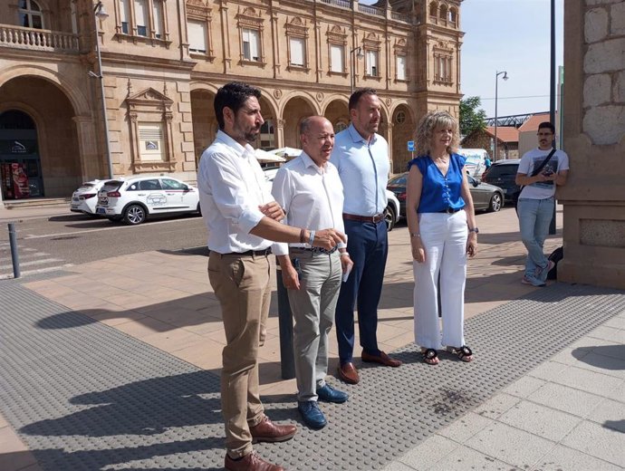 Los parlamentarios Óscar Ramajo, José María Barrios, Elvira Velasco y Héctor Palencia, frente a la estación de tren de Zamora.