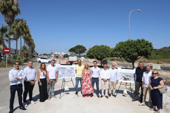 El presidente del Consell de Mallorca, Llorenç Galmés. Y la alcaldesa de Felanitx, Catalina Soler, en las obras de los accesos al futuro hospital de Felanitx.
