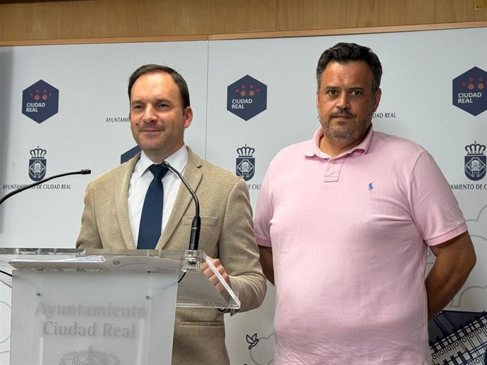 El portavoz del equipo de Gobierno y concejal de Hacienda, Guillermo Arroyo, y el responsable del área de Obras, Miguel Hervás.