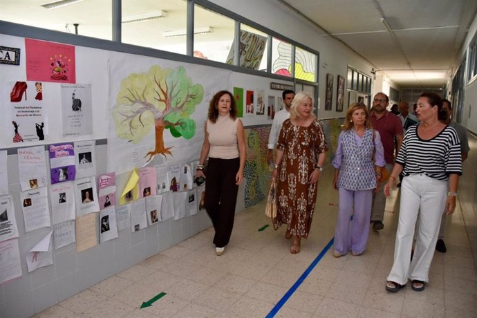 La delegada de la Junta en la provincia de Cádiz, Mercedes Colombo, en una visita a las instalaciones del IES Sierra de Líjar de Olvera.
