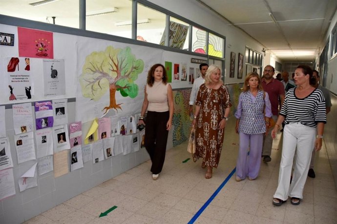 La delegada de la Junta en la provincia de Cádiz, Mercedes Colombo, en una visita a las instalaciones del IES Sierra de Líjar de Olvera.