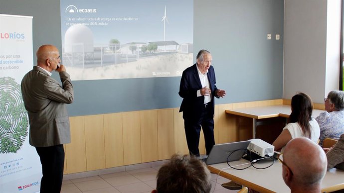 Ramon Comellas y Zoilo Rios explicando el proyecto.