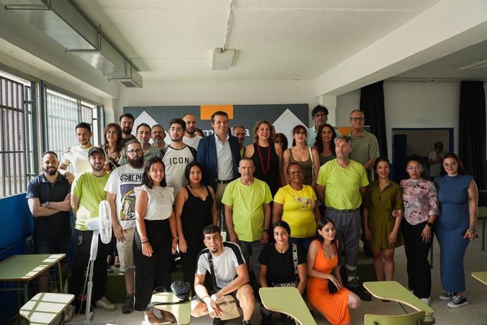 José María Bellido y Eva Contador en el Centro de Inserción Sociolaboral Duque de Rivas con las personas que se han formado.