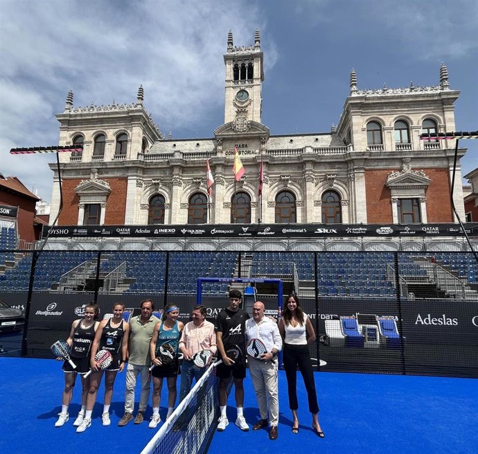 Jugadores de pádel junto a representantes institucionales en la inauguración del campeonato Oysho Valladolid Premier P2.
