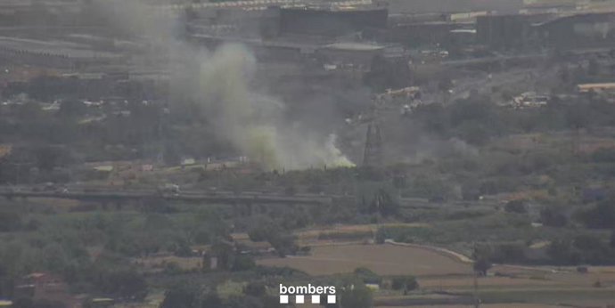 Un incendio en L'Hospitalet de Llobregat (Barcelona) ha obligado a cortar la circulación de trenes 40 minutos.
