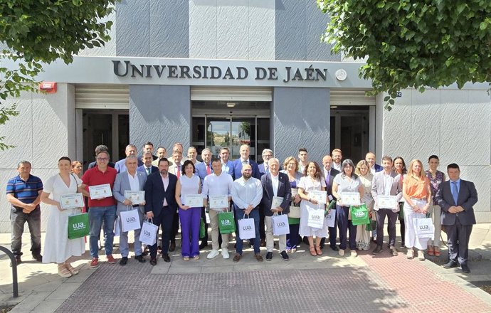 Foto de familia con responsables de los ayuntamientos incorporados a la Red UJA-Municipios.