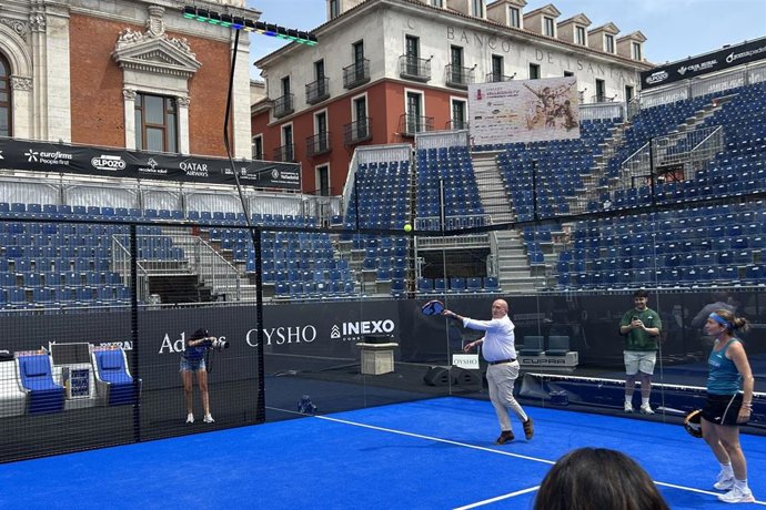 El alcalde de Valladolid, Jesús Julio Carnero, 'pelotea' junto a la jugadora profesional Carolina Navarro en la pista central del Oysho Valladolid P2 Premier Padel.