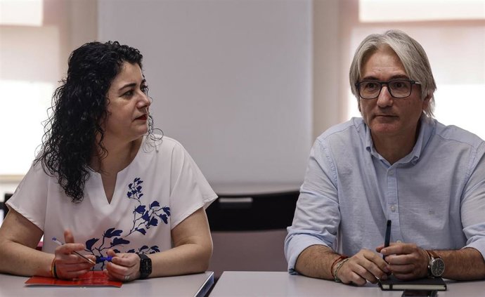 El secretario general de la UGT-PV, Tino Calero, y la secretaria general de CCOO-PV, Ana García Alcolea, durante una reunión de trabajo de las comisiones Ejecutivas de CCOO-PV y de UGT-PV tras su renovación, en la sede de UGT PV