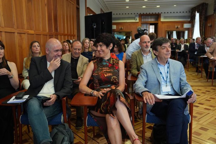 A Ministra da Inclusão, Previdência Social e Migração, Elma Saiz (c), o Reitor da UIMP, Carlos Andradas (d), e o Secretário Geral da CCOO, Unai Sordo (l), durante um seminário organizado pela Previdência Social que faz um balanço dos trinta anos