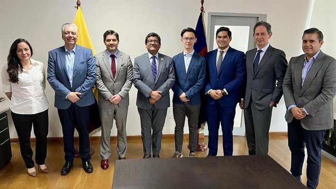 Representantes de Temu y del gobierno de Ecuador.