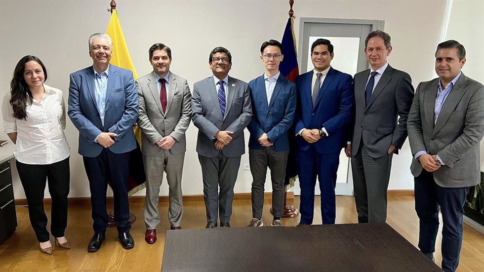 Representantes de Temu y del gobierno de Ecuador.