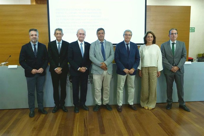 El rector de la UMA, Teodomiro López; el alcalde de Málaga, Francisco de la Torre; el presidente de la Diputación de Málaga, Francisco Salado; el presidente de la Fundación Unicaja, José M. Domínguez; y la directora de la Cátedra, Ana Salinas.