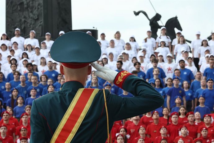 RÚSSIA, MOSCOU - 12 DE JUNHO DE 2025: Membros do movimento patriótico militar Young Army participam de uma comemoração do Dia da Rússia na colina Poklonnaya, em Moscou