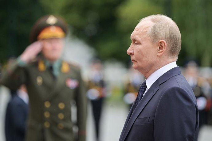RÚSSIA, MOSCOU - 22 DE JUNHO DE 2025: O presidente da Rússia, Vladimir Putin (à dir.), participa de uma cerimônia de colocação de uma coroa de flores no Túmulo do Soldado Desconhecido no Jardim de Alexandre, junto ao Muro do Kremlin, no Dia da Lembrança e