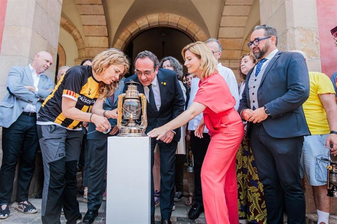El presidente del Parlament, Josep Rull y la vicepresidenta primera, Raquel Sans, con la Flama del Canigó este lunes.