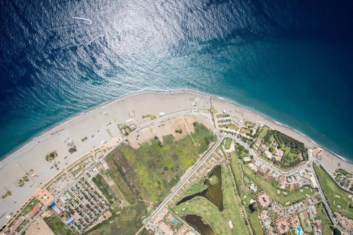 Archivo - Playa Granada en vista aérea
