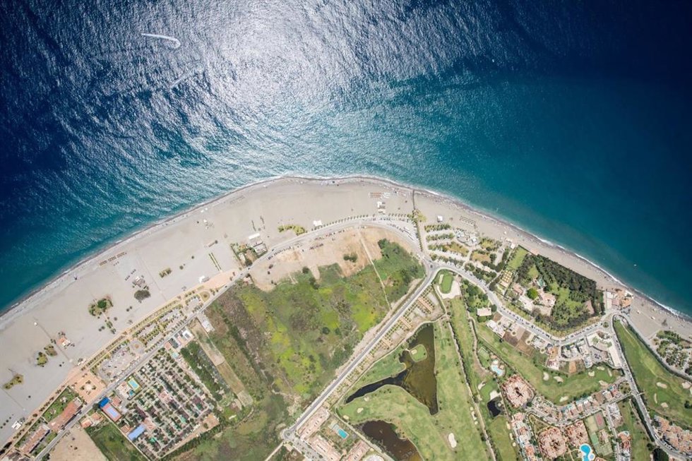 Archivo - Playa Granada en vista aérea