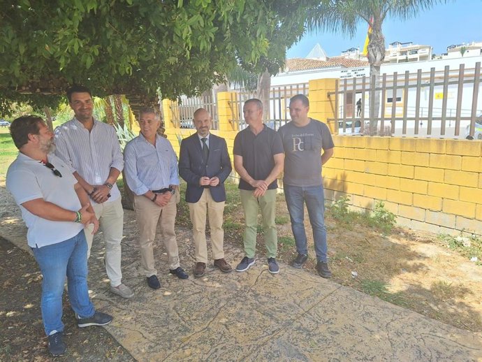 El subdelegado del Gobierno en Málaga, Javier Salas, en una visita al cuartel de la Guardia Civil de Manilva, acompañado por el coronel de la Comandancia de Málaga, Roberto Blanes, y el alcalde de la localidad, Mario Jiménez.