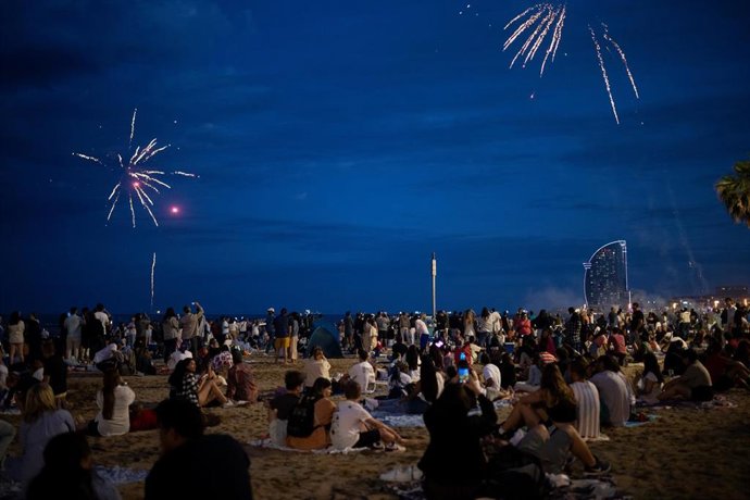 Archivo - Celebración en la playa de la verbena de San Juan, a 23 de junio de 2024, en Barcelona, Catalunya (España). 