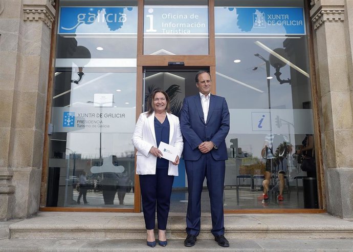 La delegada de la Xunta en Vigo, Ana Ortiz, y el presidente del Puerto, Carlos Botana, ante la Oficina de Turismo de la Xunta en Cánovas del Castillo.
