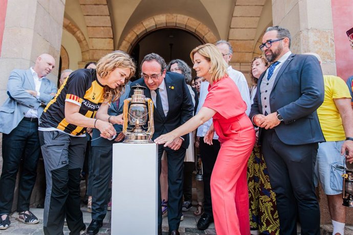 El president del Parlament, Josep Rull, i la vicepresidenta primera, Raquel Sans, amb la flama del Canigó aquest dilluns