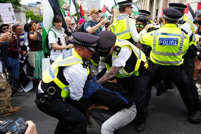 23 de junho de 2025, Reino Unido, Londres: Policiais removem pessoas que participam de uma manifestação na Trafalgar Square, em Londres, em apoio à Palestine Action. O Ministro do Interior do Reino Unido está se preparando para proibir a Palestine Action 