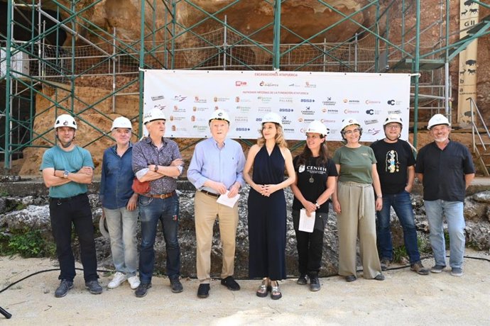 La viceconsejera de Acción Cultural, Mar Sancho, junto a los codirectores del Proyecto Atapuerca, entre otros, en la presentación de la nueva campaña de excavaciones.