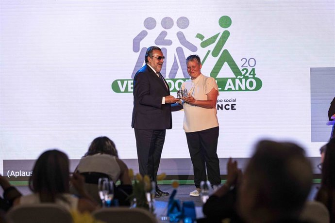 Mari Carmen Barrios recibe el premio como vendedora del año en Sevilla en una gala celebrada en Madrid.