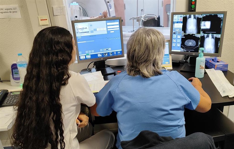 Una joven de prácticas observa a una profesional del Hospital San Agustín.