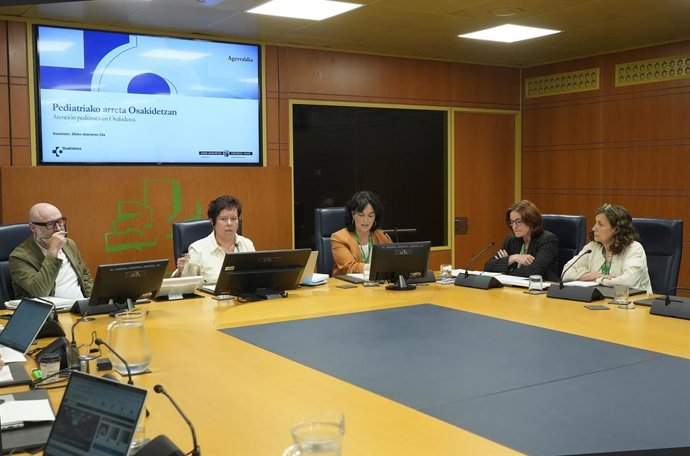 La directora de la Dirección de Asistencia Sanitaria de Osakidetza, Maite Martínez, en el parlamento vasco