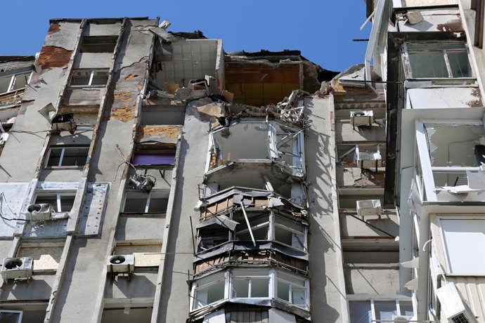 Archivo - May 2, 2025, Odesa, Ukraine: A building damaged by Russian shelling on Knyaz Yaroslava Mudryo Street. At Least 15 people were injured and 2 dead as a result of the attack on Odessa on 01.05.2025, 200 people evacuated from the houses which were u